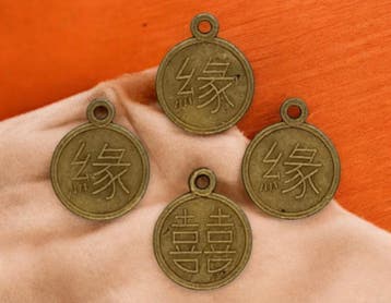 10 x Metalen bedeltje van Chinese muntjes, geel koperkleu..., Ophalen of Verzenden, Nieuw, Bedel