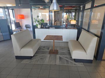 Treinbanken, Zakelijke goederen, Kantoor en Winkelinrichting | Kantoormeubilair en Inrichting, Receptie of Entree, Ophalen, Gebruikt