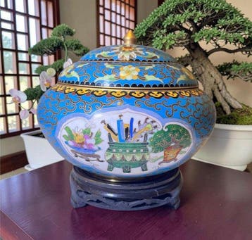 Grote pot met deksel van cloisonné-emaille met decor van