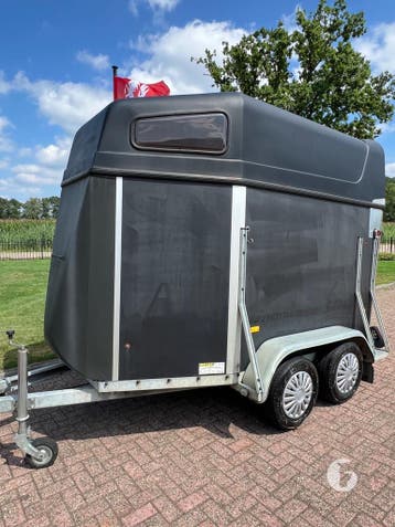 Mooie Hotra 2-paards met zadelkamer!, Ophalen, Zo goed als nieuw, Hout, 2-paards trailer