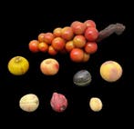 Figuur - Marmeren fruit, acht stuks.