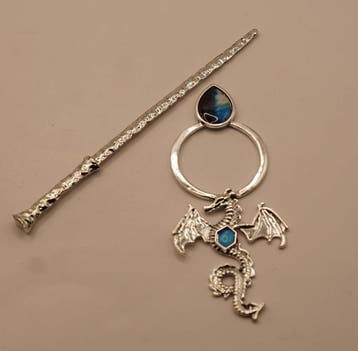 Haarspeld + stokje van draak met blauw steen kleur zilver, Verzenden, Nieuw, Haarspeld