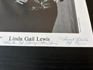Linda Gail Lewis - Handgesigneerde foto, Verzamelen, Muziek, Artiesten en Beroemdheden, Ophalen of Verzenden, Zo goed als nieuw