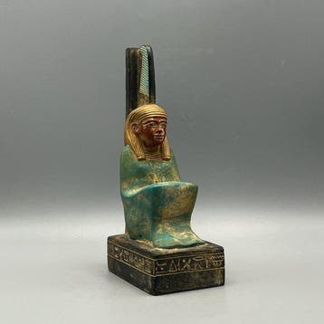 Replica van het oude Egyptische Beeld van de zittende godin