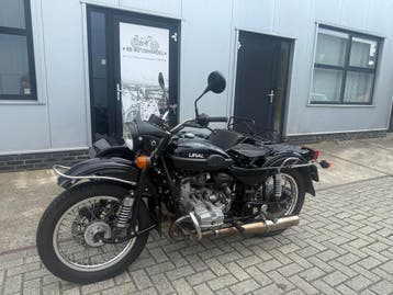 URAL EN DNEPR MOTOREN MET ZIJSPAN