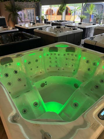 Luxe 5-Pers. Spa/jacuzzi 230x230 cm – Loveseat | Plug&Play, Ophalen, Zo goed als nieuw, Pomp