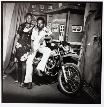 Sanlé Sory (1943–2023) - Couple sur la moto - (Signé à la