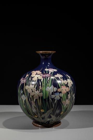 Vaas - Emaille, Een elegante cloisonné-vaas die een