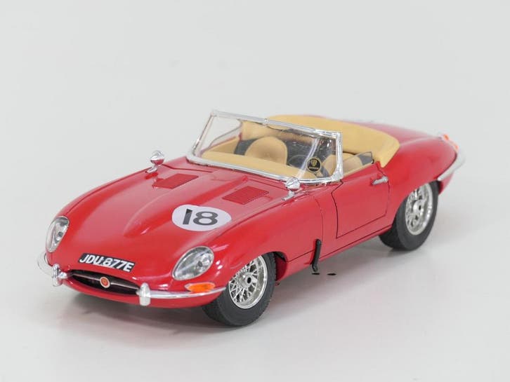Schaal 1:18 Bburago 3016  Jaguar E-Type Cabriolet 1961 Ro..., Hobby en Vrije tijd, Modelauto's | 1:18, Zo goed als nieuw, Bburago