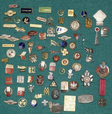 Draagspeld Lot of 83 various pins including two silver -