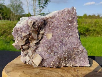 Grote amethist met fluorescerend calciet: stralende