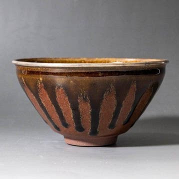 Tenmoku-chawan met chrysanthemenontwerp - Keramiek - Teiichi