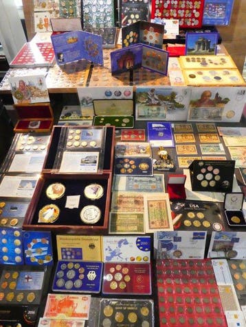 Wereld. Collection of coins/banknote/medals/euro inkl. pp