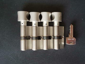 4 gelijke knopcilinders 60 mm 30/30  6 genummerde sleutels, Doe-het-zelf en Verbouw, Hang- en Sluitwerk, Verzenden, Nieuw, Koper of Messing