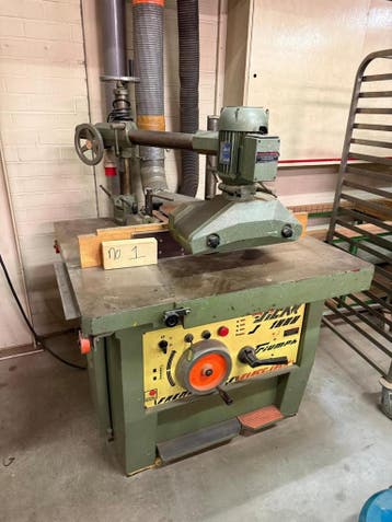 Online veiling: Sicar, Triumph 1000, houtfreesmachine