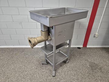 Kolbe gehaktmolen met voorsnijder in veiling voor slagers, Gebruikt, Bakkerij en Slagerij