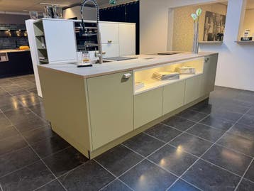 Nolte Showroom keuken – Softlack Avocado / Wit – Compleet, Nieuw, Wit, Overige typen, Met kookeiland