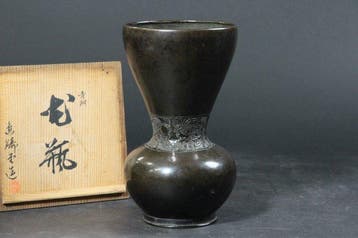 Vaas - Antieke bronzen vaas met archaïstisch reliëfontwerp