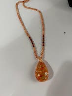 Amber druppel-hanger ketting met kralen en ingebedde chips -