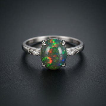 Welo-opaal uit Ethiopië. Prachtige, intense kleuren. Ring