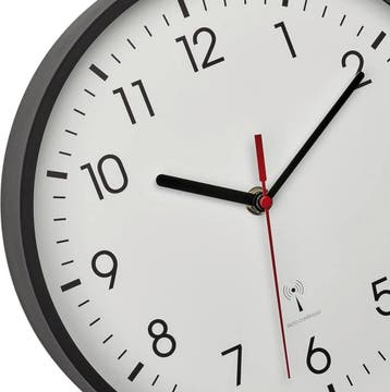 Tyme Wandklok Radiogestuurd - 24.5m Klok modern - Analoog -, Ophalen of Verzenden, Zo goed als nieuw