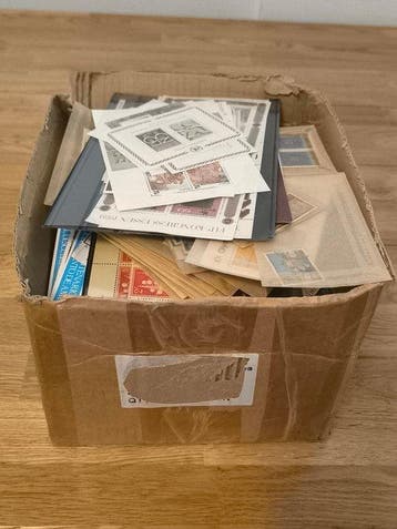 Wereld - Doos 2 kg+ Wereld MNH-postzegels Bladen Boekjes, Gestempeld