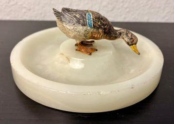 Beeldje - Een bronzen figuurtje van een drinkende wilde eend