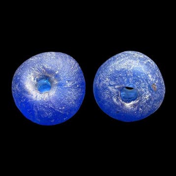 Oud-Romeins, Keizerrijk Glas 2 Blauwe glaskralen - Ancient, Sieraden, Tassen en Uiterlijk, Antieke sieraden