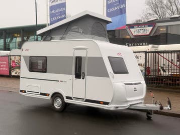 LMC Style 400 F 4 pers met klapbed &amp; hefdak ((zondag open)), Treinzit, Dwarsbed, Serviceluik, 4 tot 5 meter
