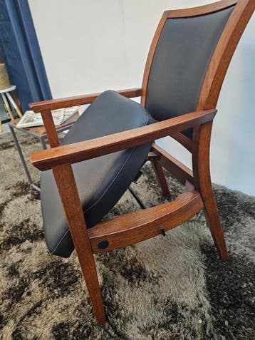 Fauteuil EasyUpChair Sta Op Zwart Leer Zo Goed Als Nieuw, Ophalen of Verzenden, Nieuw