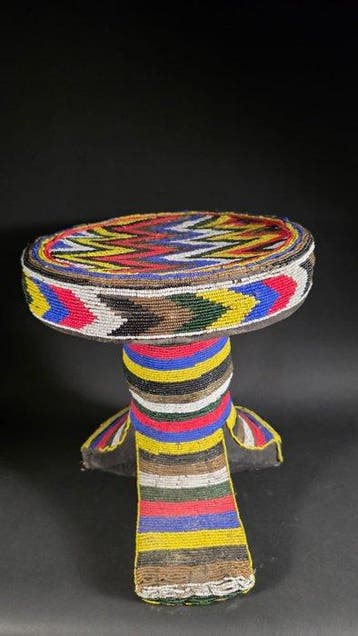 Houten kruk en kralen - Bamileke - Kameroen, Antiek en Kunst
