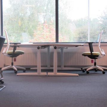 (MDK-104134) Ahrend 500 bureau met nieuw blad, Huis en Inrichting, Bureaus, Ophalen of Verzenden, In hoogte verstelbaar, Gebruikt