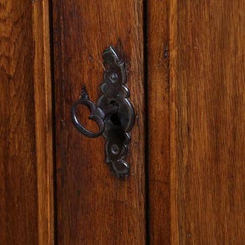 Stoere 17e eeuwse 2-deurs kast op bolpoten  Prachtige patina, Antiek en Kunst, Antiek | Meubels | Kasten, Ophalen of Verzenden