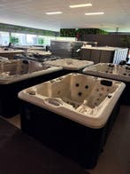 Luxe 3 Persoons Spa / Jacuzzi – Plug & Play 220V – Parlemoer, Zo goed als nieuw, Pomp, Vast