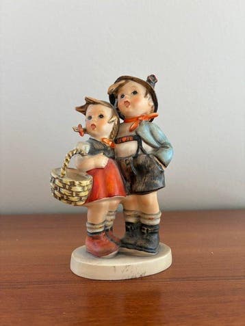 Goebel - Beeldje - Jongen en meisje - TMK3 - Porselein