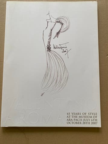 Mode - Modeontwerper Valentino - Ontwerpen in Rome, Ophalen of Verzenden, Zo goed als nieuw, Couturiers