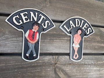 Decoratief ornament - Set van twee gietijzeren toiletbordjes