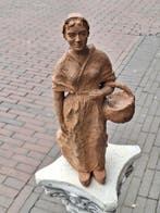 Louis T - Beeld, Hollands vissersmeisje - 35 cm - Terracotta