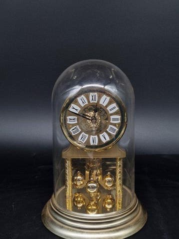 Klok - Kaminuhr mit Drehpendel unter Glasdom – Messingfarben