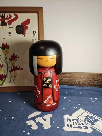 Masae Fujikawa - Beeld, Camellia Kimono Creative Kokeshi