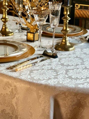 Wit damast tafelkleed voor ruime tafels, met bloemendamast.