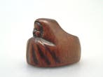 Een zeldzame netsuke-asbak, nauwkeurig uitgehouwen als een