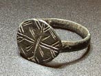 Middeleeuwen, kruisvaardersperiode Brons Ring met een, Antiek en Kunst
