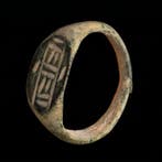 Viking periode Brons Uitstekende Ring – “Isa–Fehu Galdr”