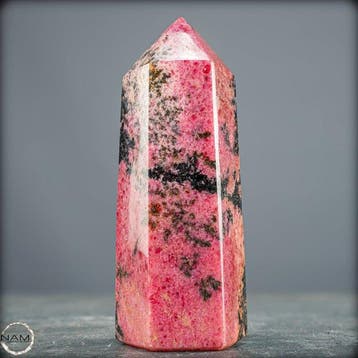 Rhodonietobelisk – krachtige elegantie in roze en zwart