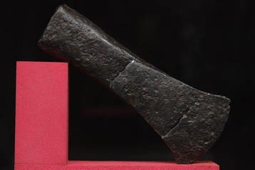 Keltisch (La Téne) - Grote ijzeren bijl met sokkel - 16.1 cm