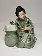 Gebruder Heubach - sculptuur, Geisha con vaso - 14 cm -