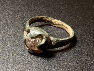 Viking periode Brons Stijlvolle ring met een wijnkleurige