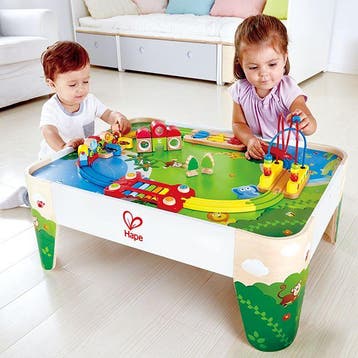 Hape treinbaan speeltafel met opber van €146,99 voor €73,50, Ophalen of Verzenden, Nieuw
