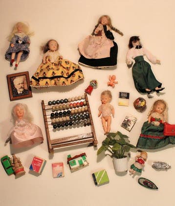 7 Kleine vintage poppetjes, met poppenhuisattributen - Pop -